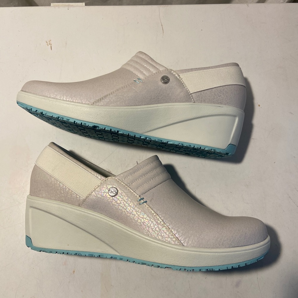 Infinity by Cherokee taupe metallic  color work clogs size 9 NWT - Picture 7 of 7